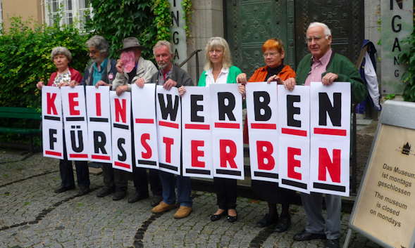 Mahnwache am Odeonsplatz 2012 gegen den Bundeswehr-Beförderungsapell nebenan im Hofgarten.