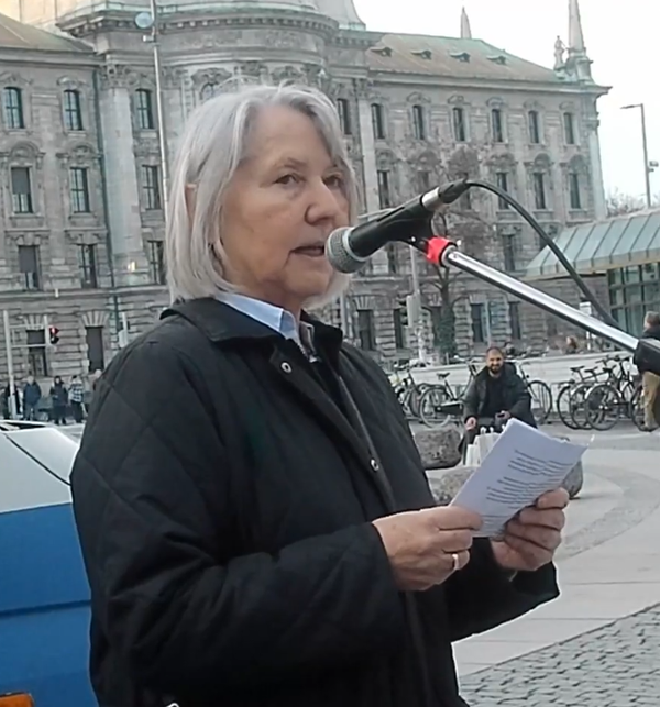 Brigitte Obermayer - Begrüßung 2.3.2023 Hands Off Iran . Stachus München