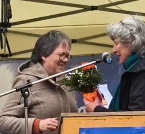 Brigitte Wolf beim Ostermarsch 2026 auf dem Marienplatz München