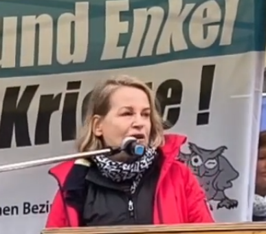 Claudia Weber beim Ostermarsch 2026 auf dem Marienplatz München