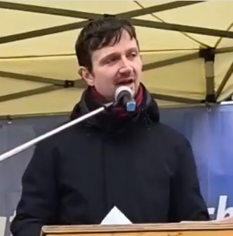 Matthias Gast beim Auftakt  Ostermarsch 2026 auf dem Marienplatz München